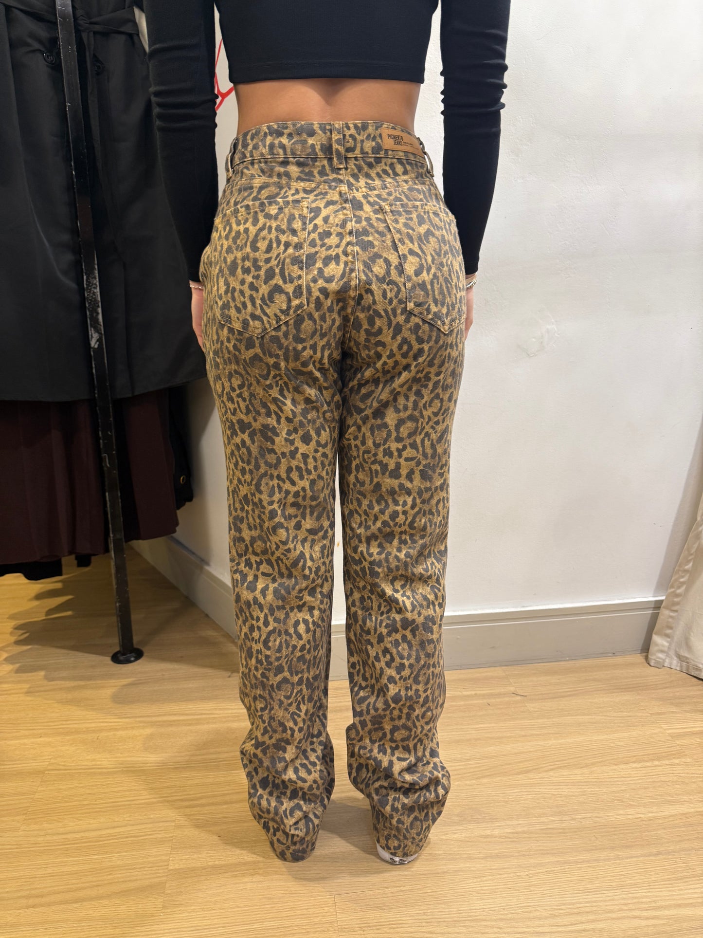 Calça jeans reta animal print