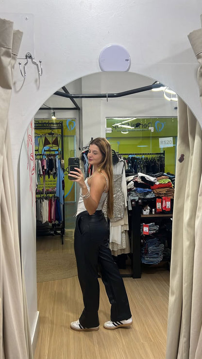 Cropped em alfaiataria com detalhe assimétrico