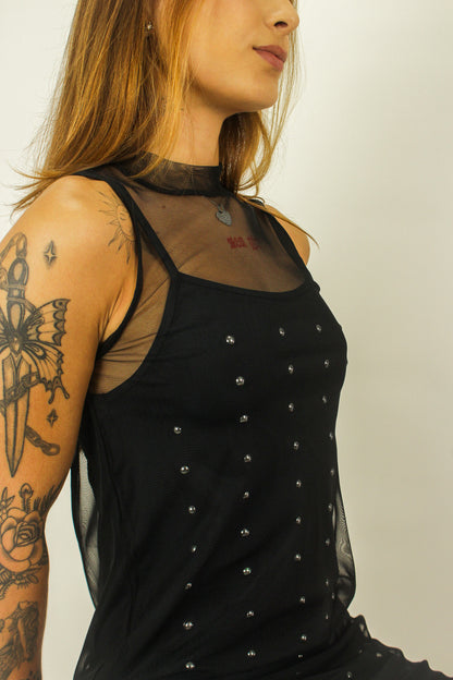 Vestido com aplicações de tarrachas e vestido de tule para sobreposição