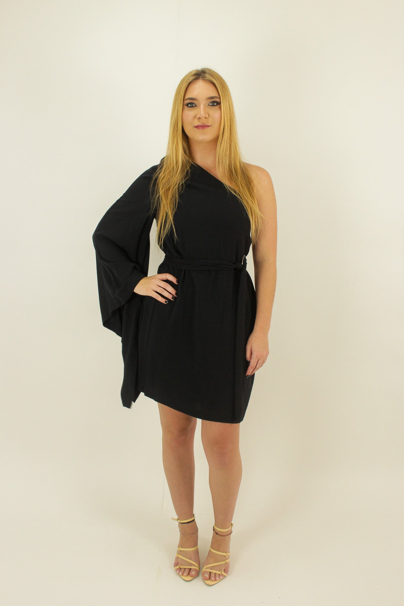 Vestido curto com uma manga só