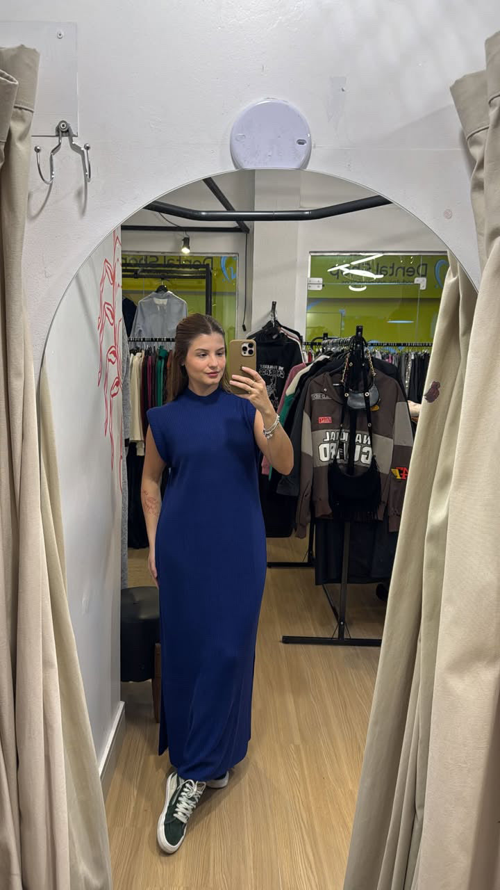 Vestido tricot com ombreiras