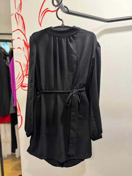 Macaquinho solto com cinto preto