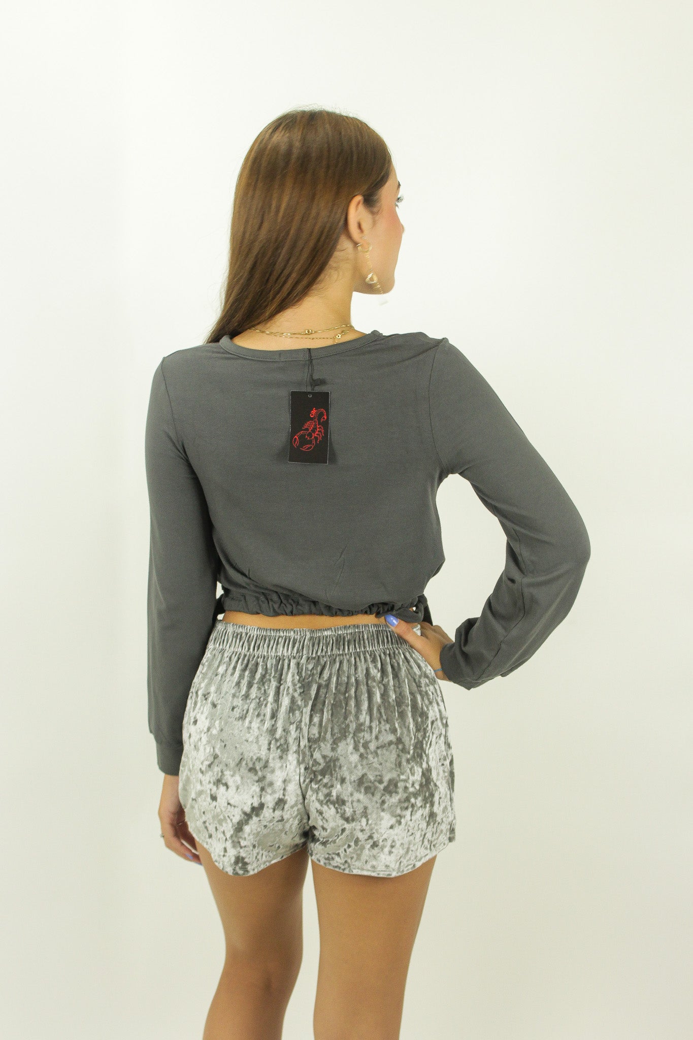 Conjunto de shorts saia prata de veludo com blusa manga longa