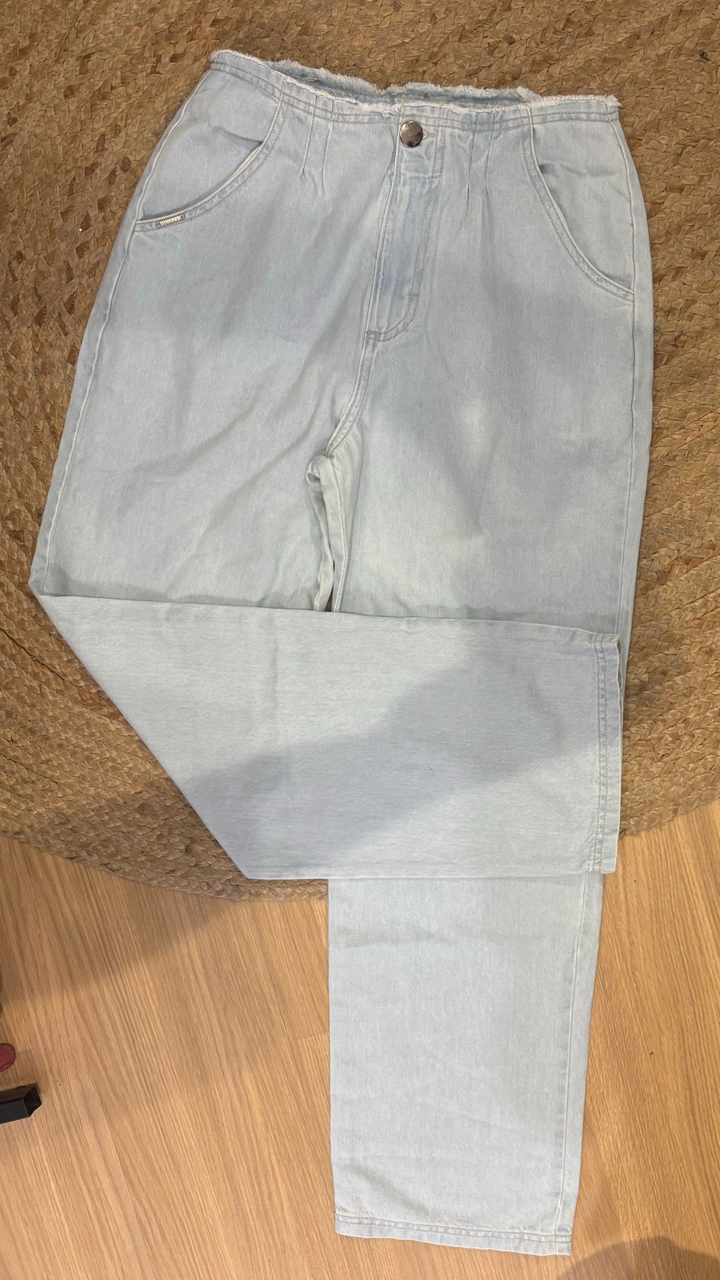 Calça jeans com cós desfiado