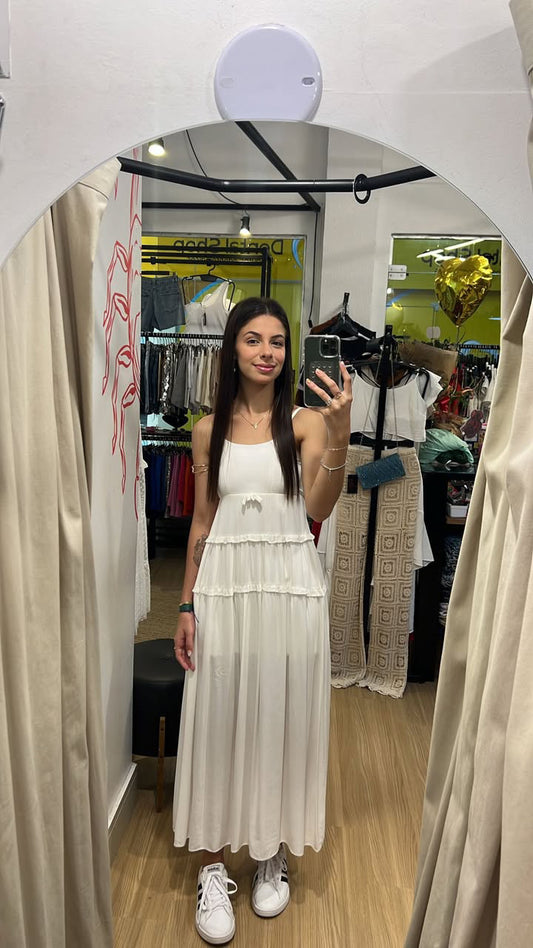 Vestido midi branco com detalhe em babados