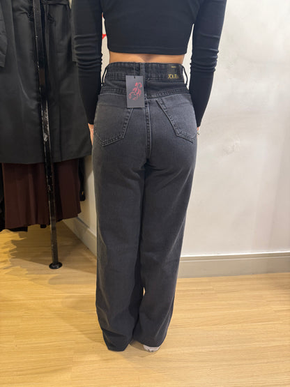 Calça jeans preta estonada