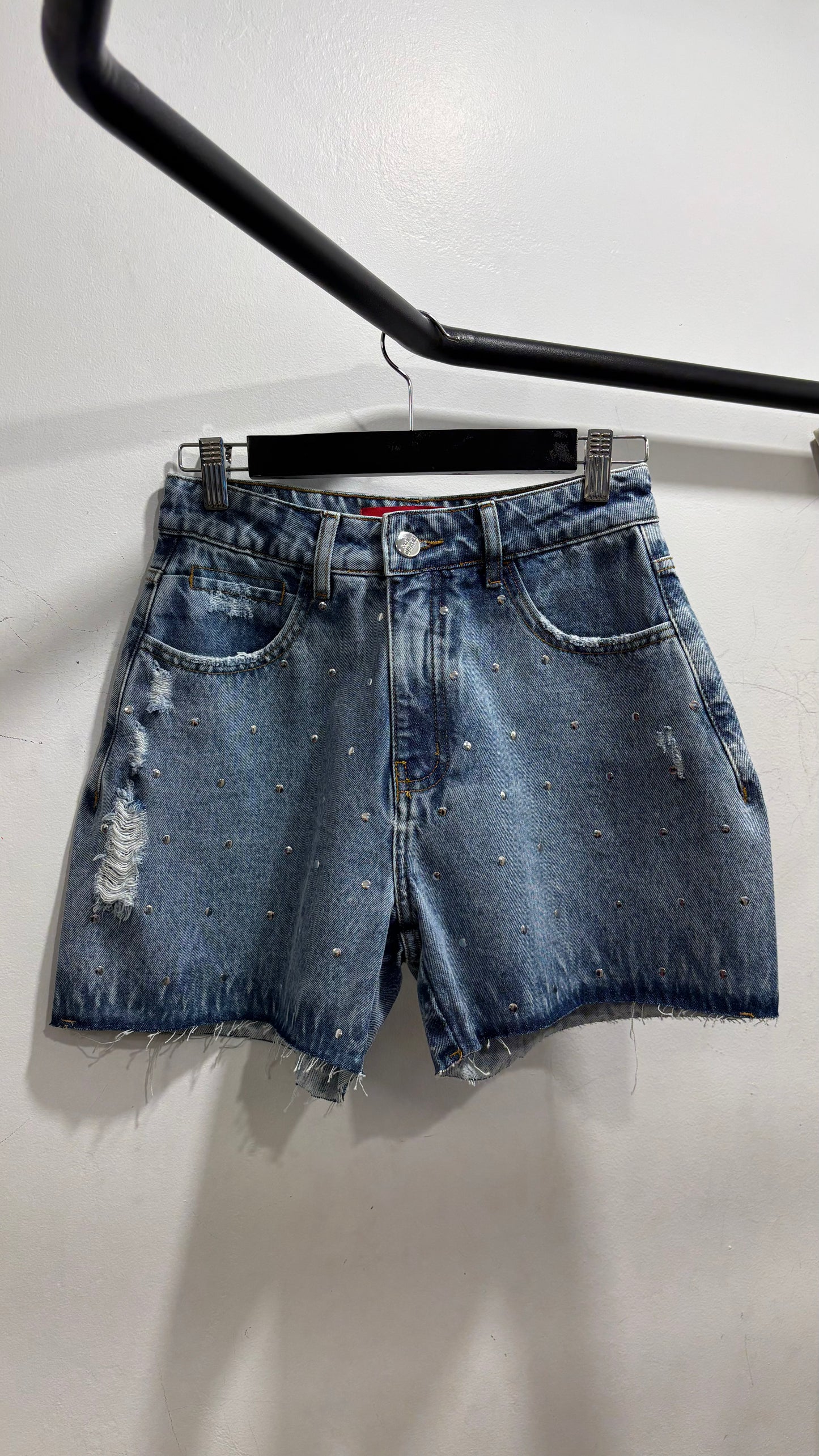 Shorts jeans com aplicações em prata