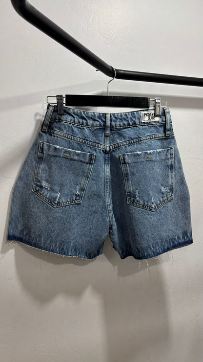 Shorts jeans com aplicações em prata