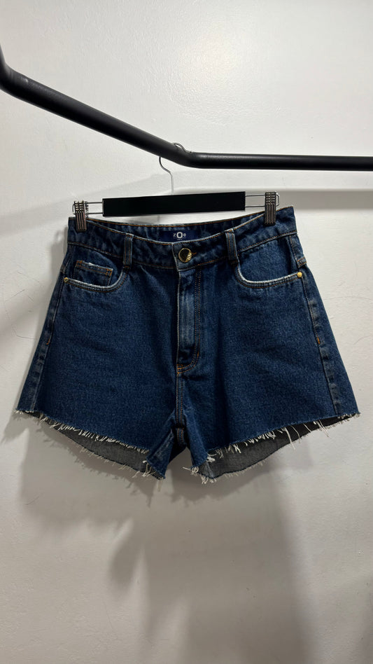 Shorts jeans escuro detalhe marrom no bolso