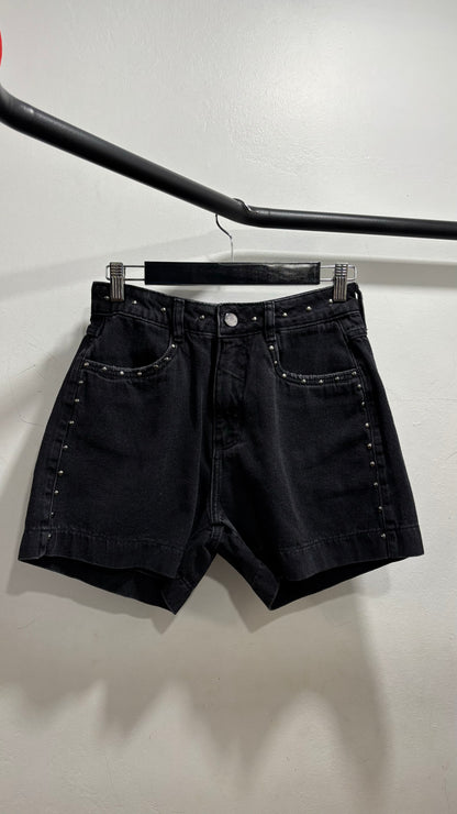 Shorts jeans preto com aplicações em tarraxas