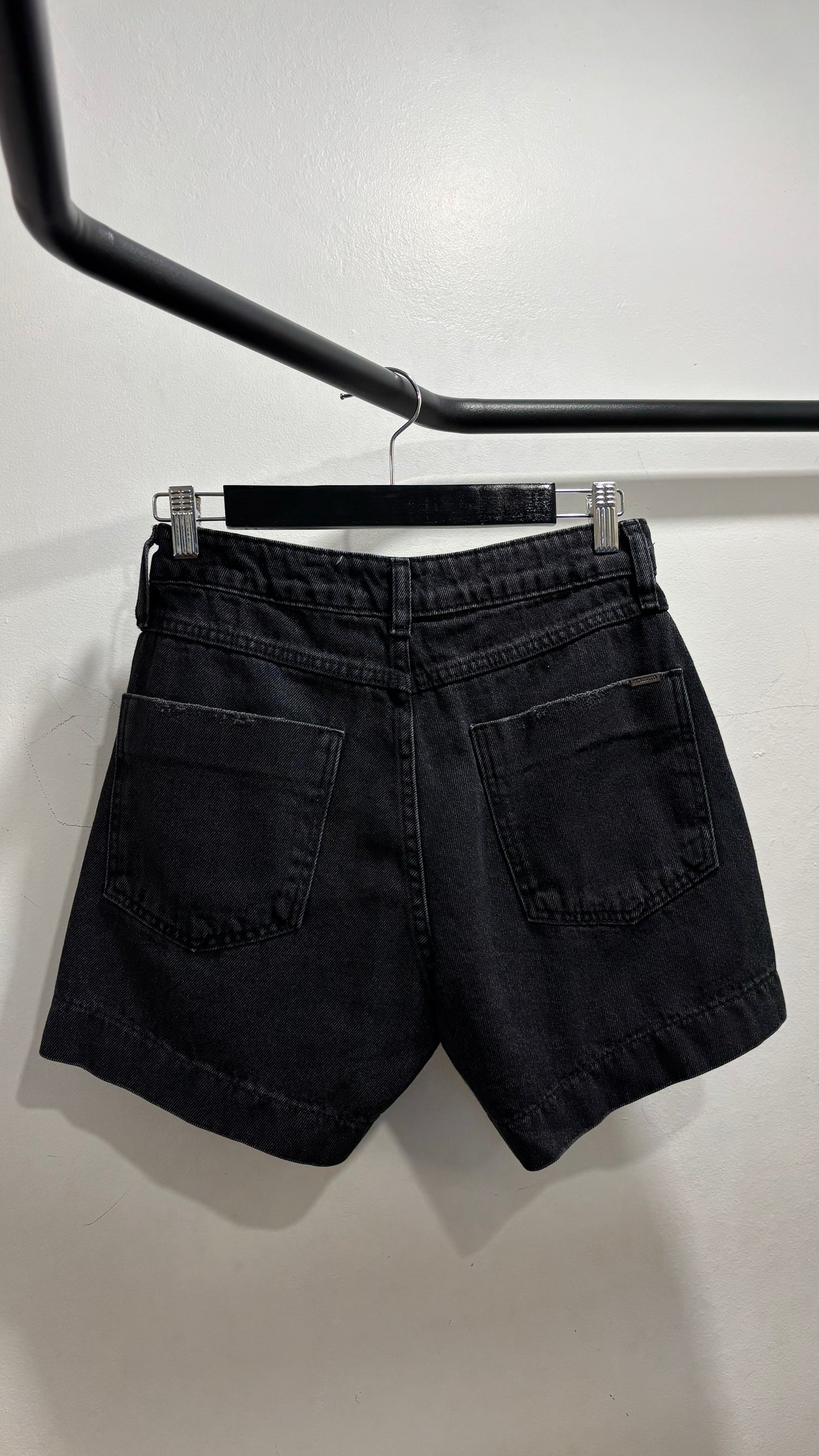 Shorts jeans preto com aplicações em tarraxas