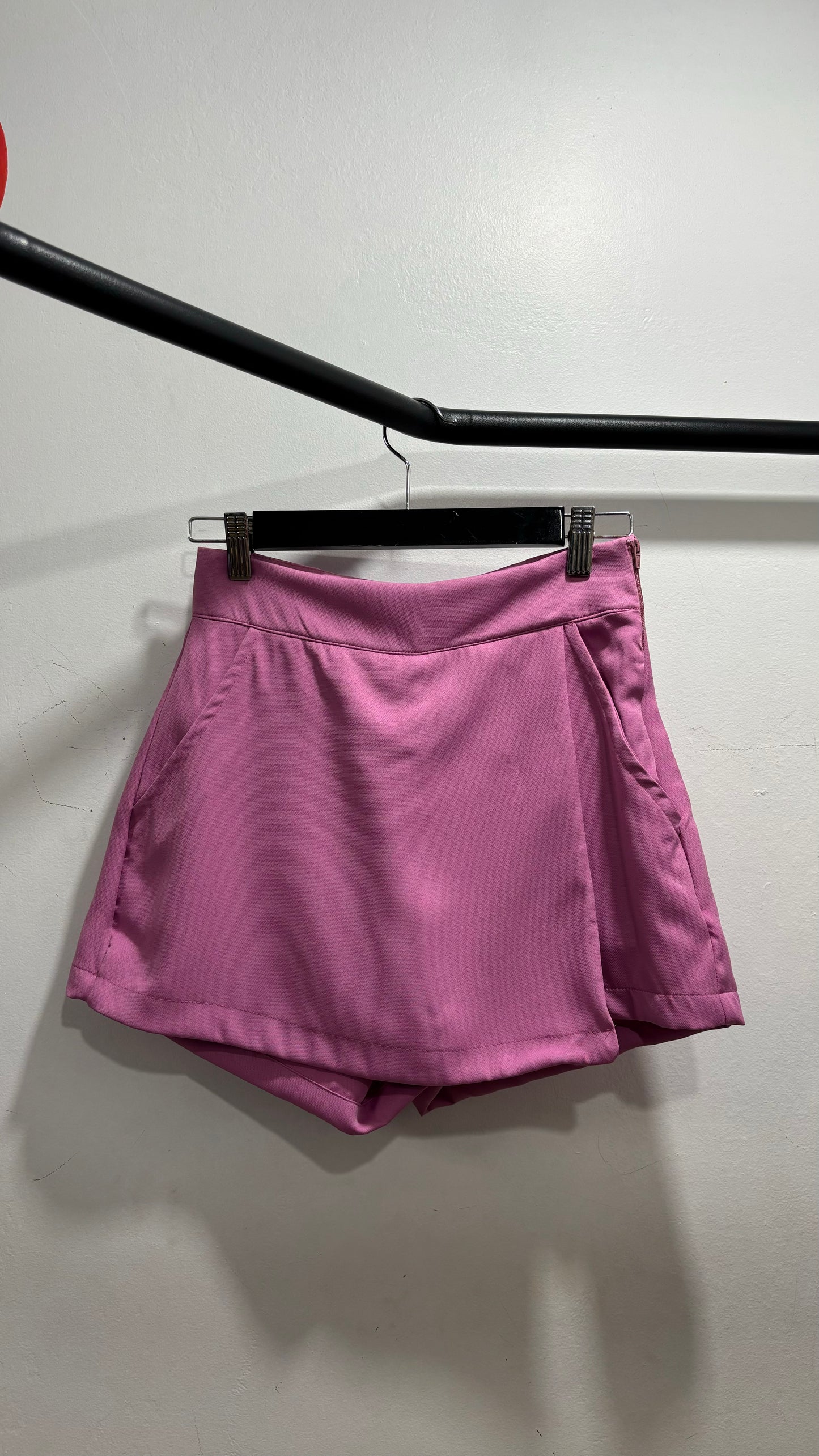 Short saia assimétrico rosa