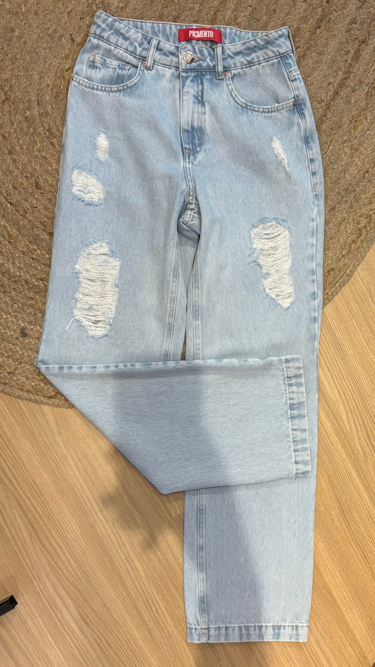 Calça jeans reta com desfiados