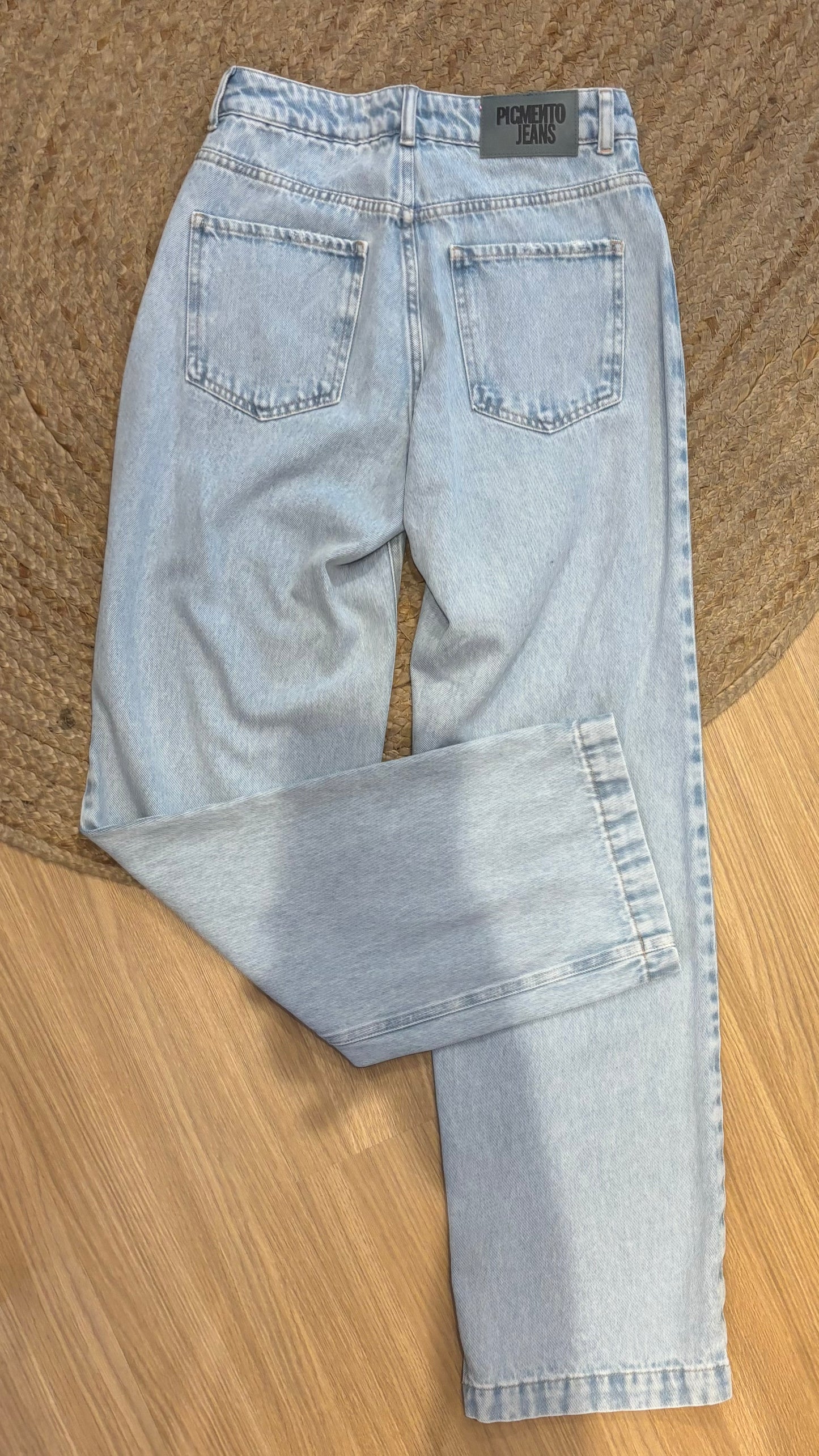 Calça jeans reta com desfiados