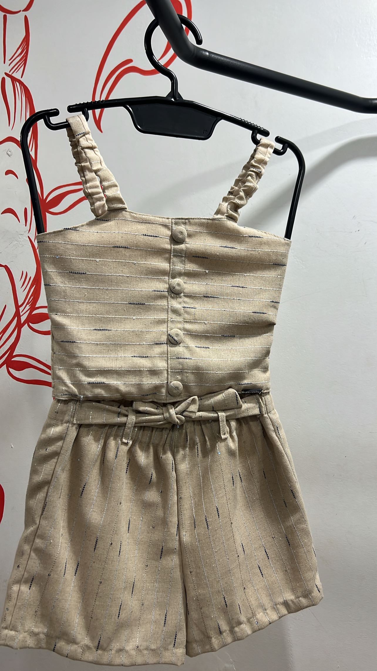 Conjunto de Cropped e shorts com detalhe de cinto e elástico nas alças