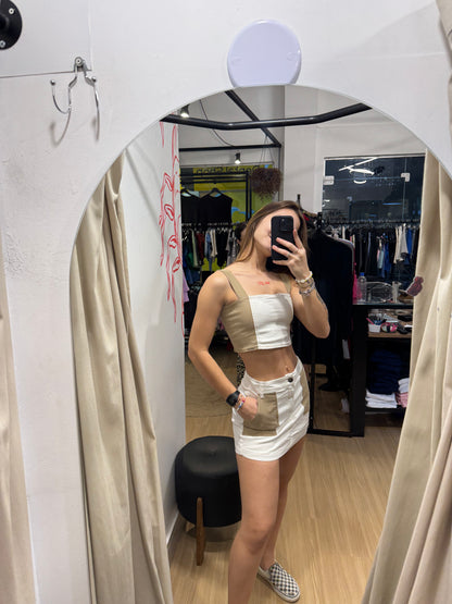 Conjunto de cropped e short saia bege e off