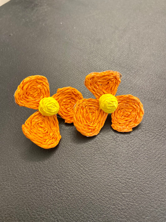 Brinco flor laranja