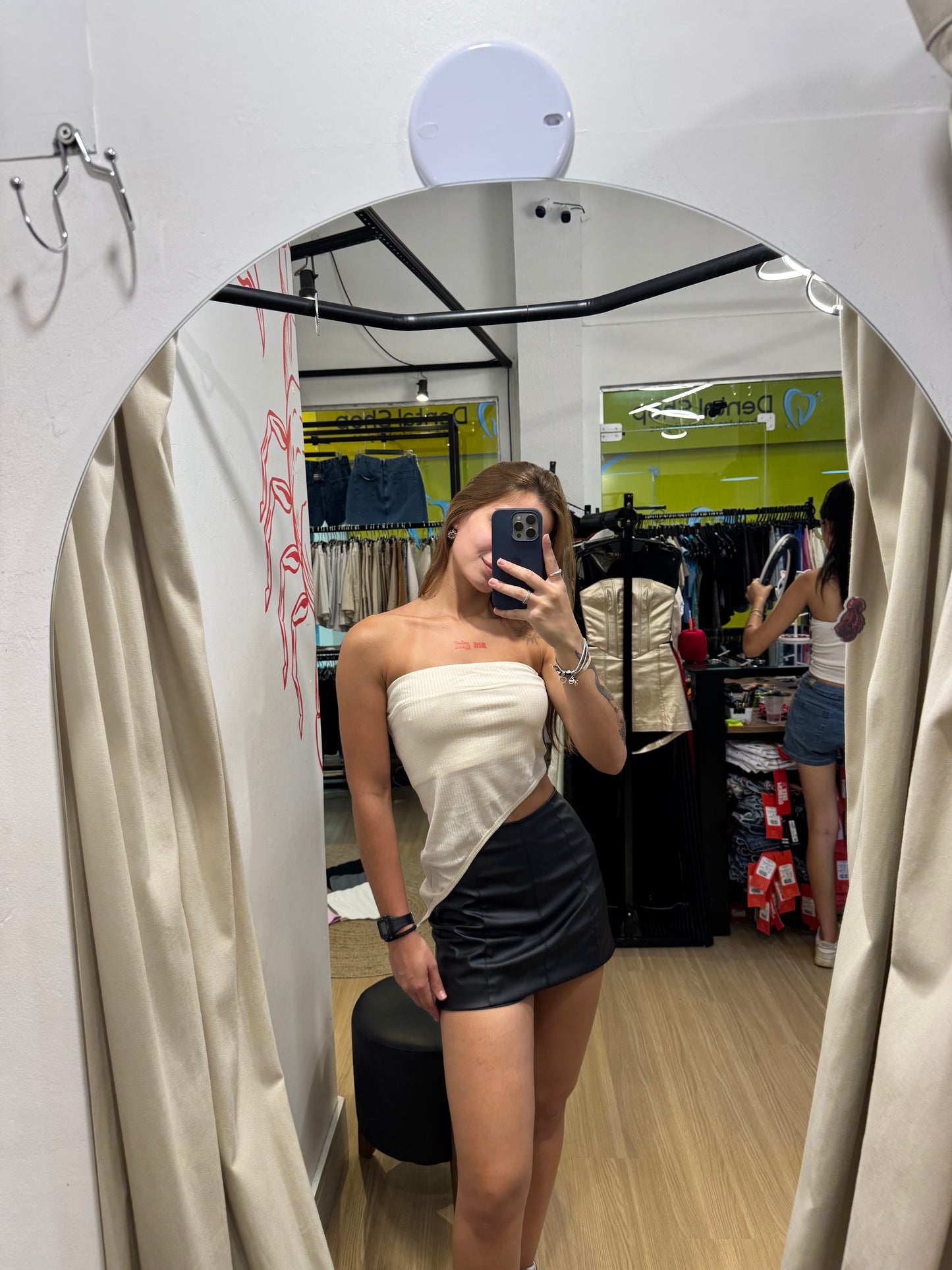 Cropped tomara que caia assimétrico