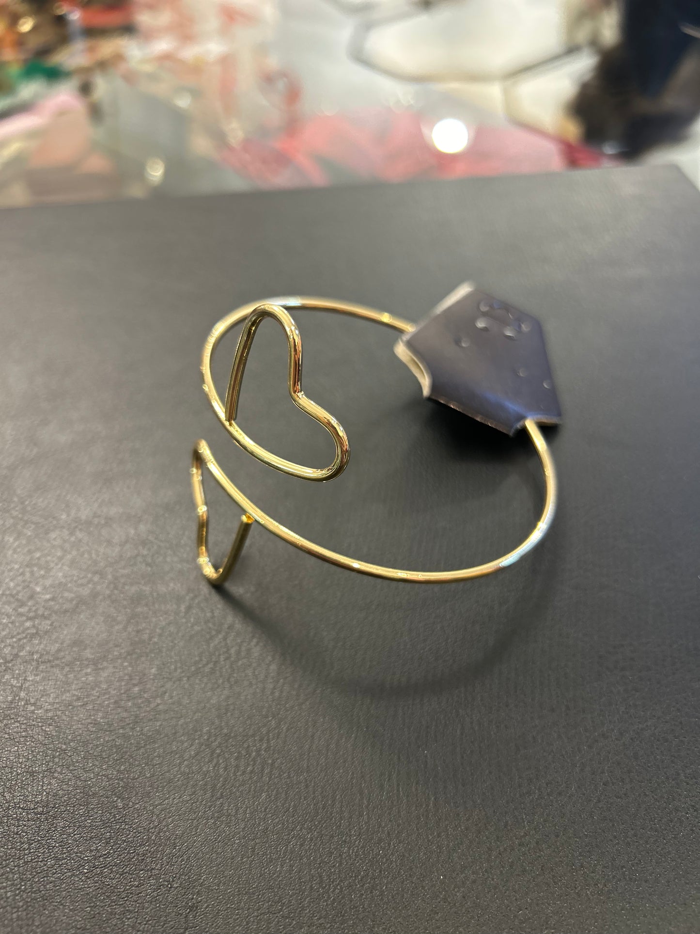 Bracelete dourado com corações invertidos