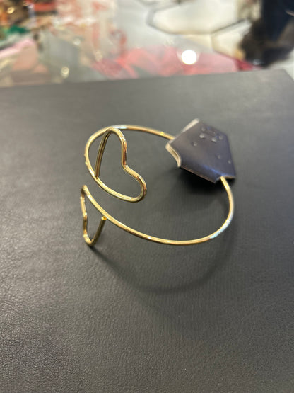 Bracelete dourado com corações invertidos