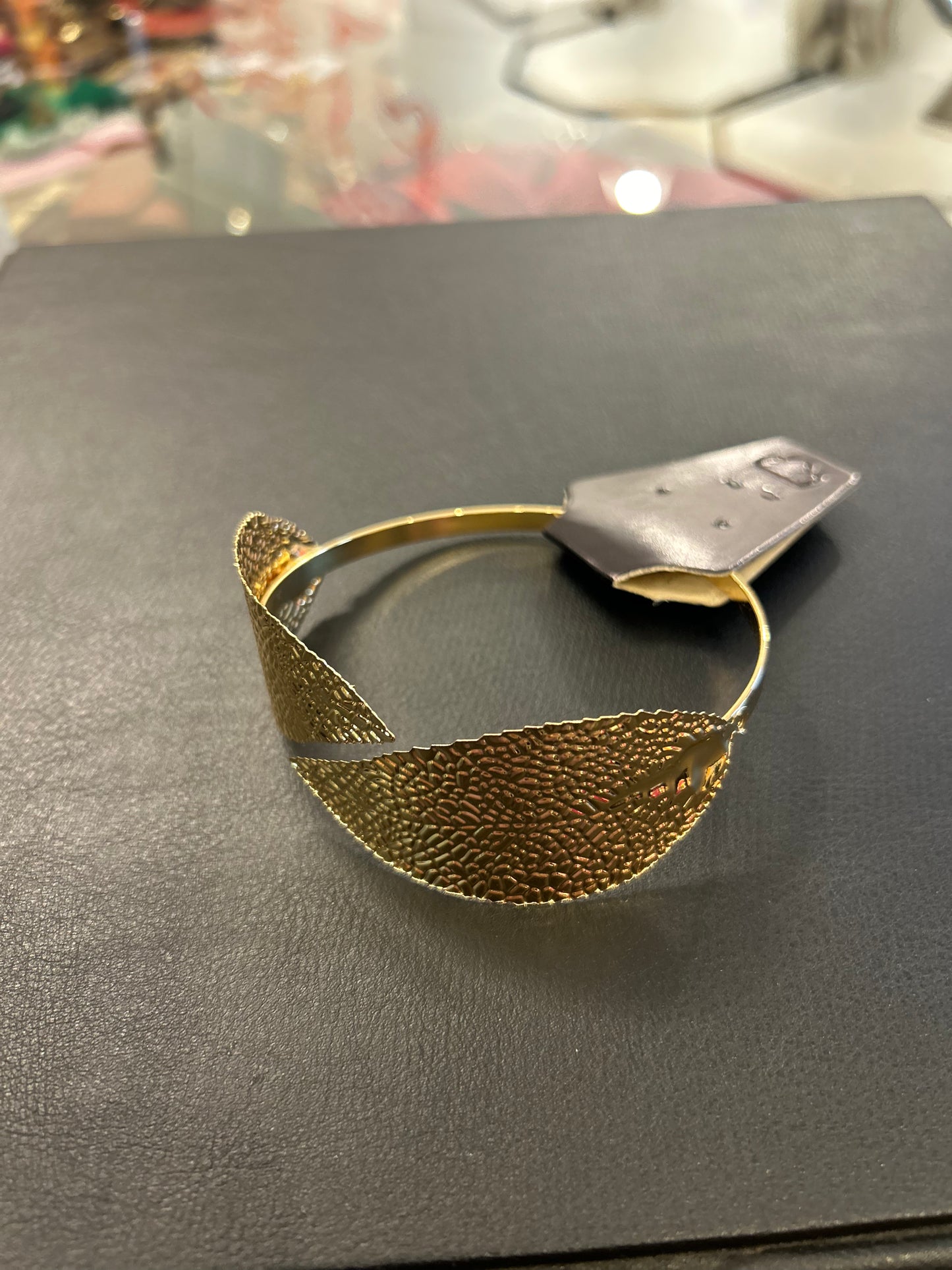 Bracelete dourado em folhas com detalhes