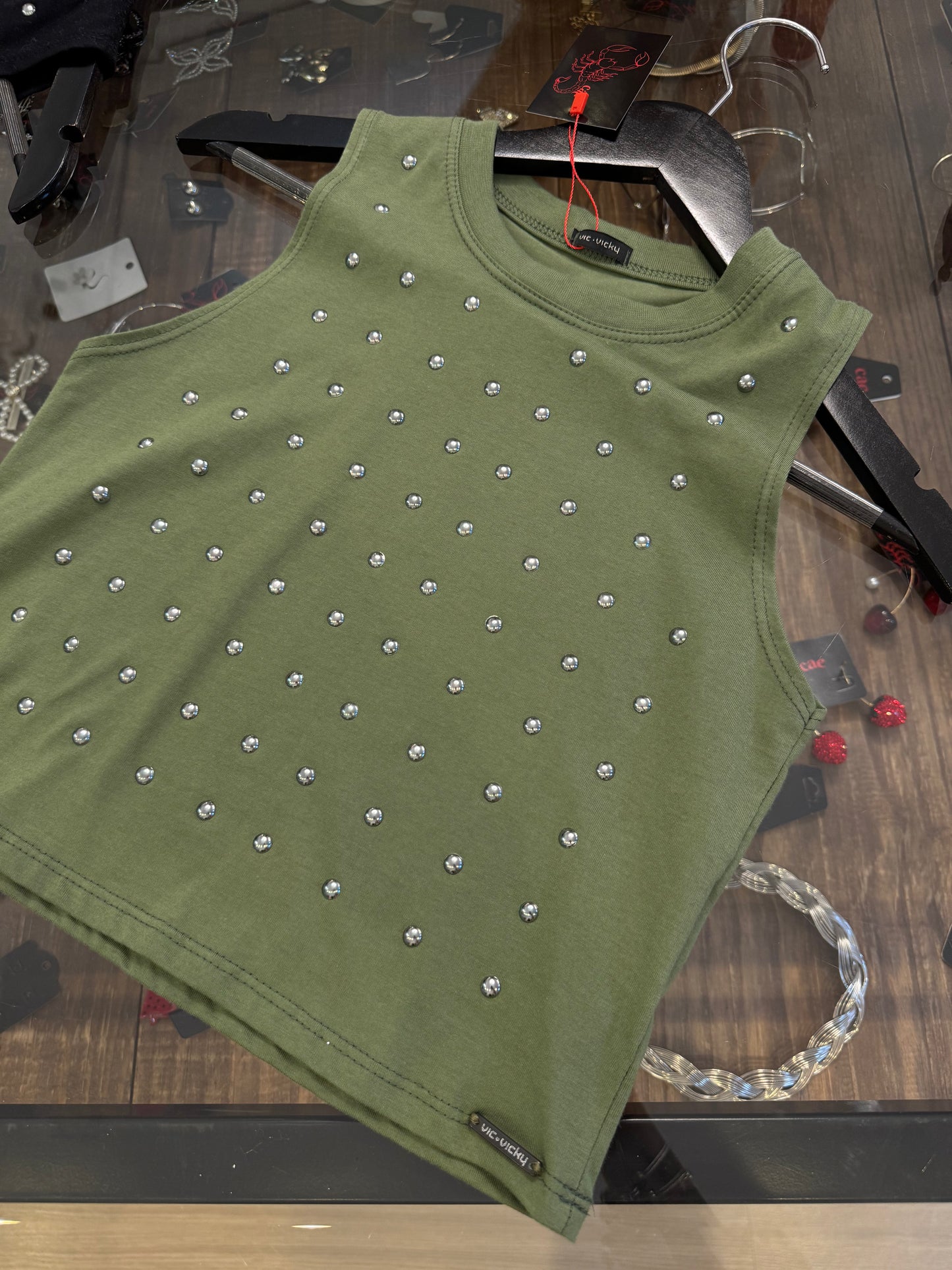 Regata cropped com bolinhas pratas