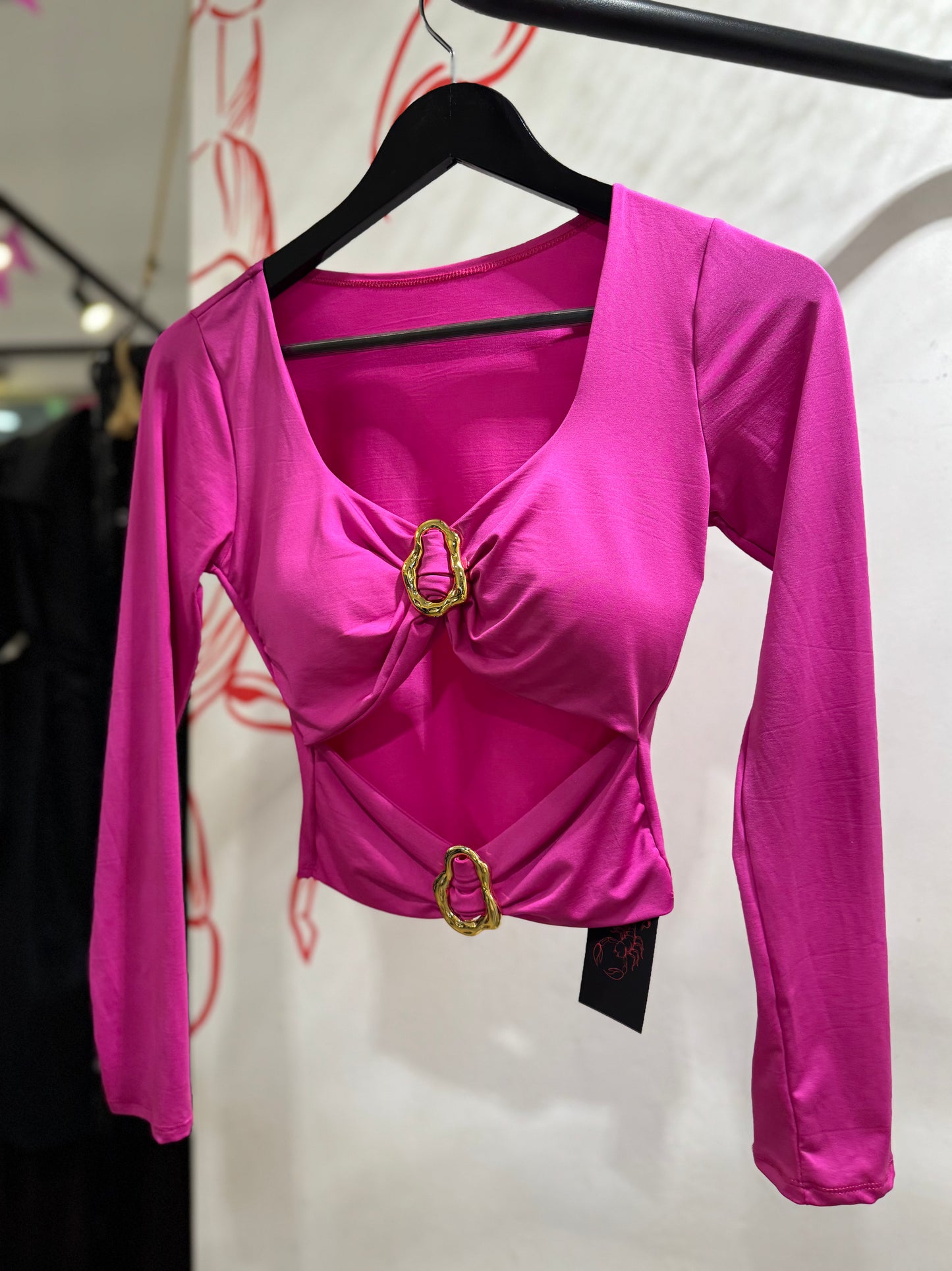 Cropped manga longa com detalhe em dourado