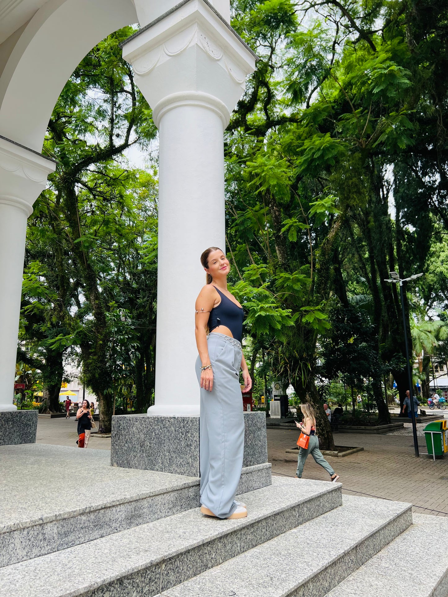 Calça alfaiataria cinza com pregas