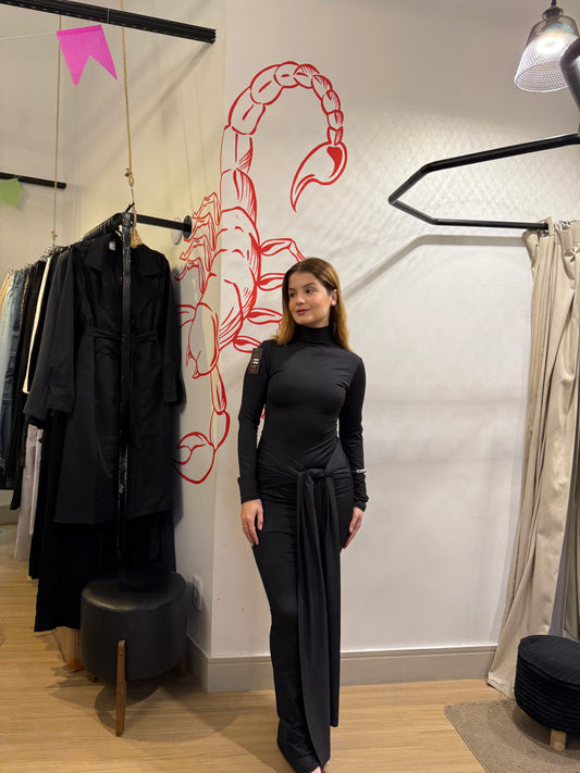 Vestido longo com amarração na parte da frente