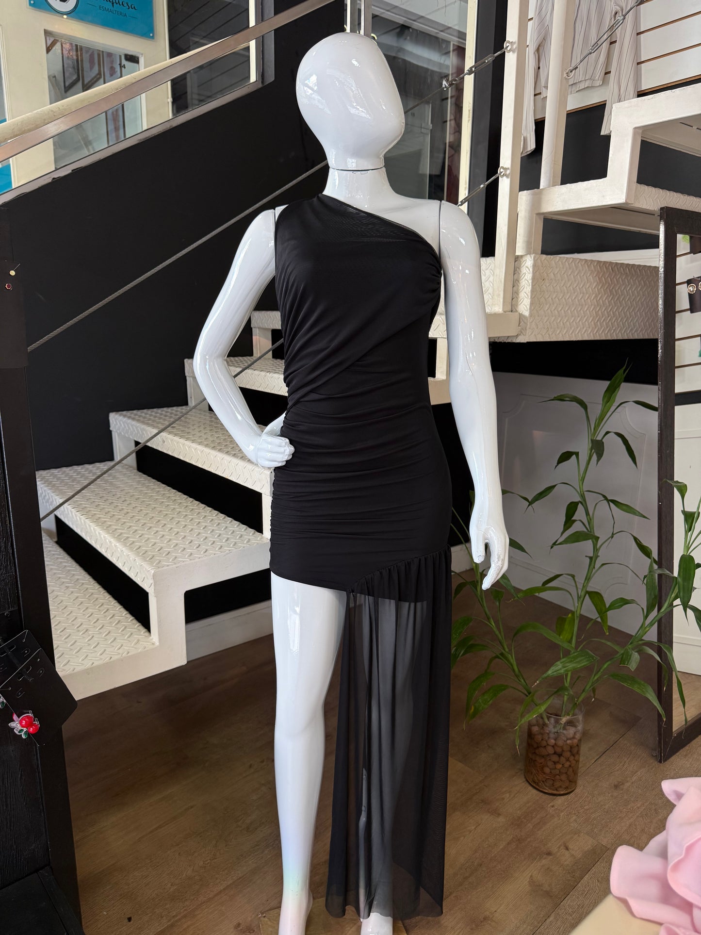 Vestido Preto Assimétrico com Tule