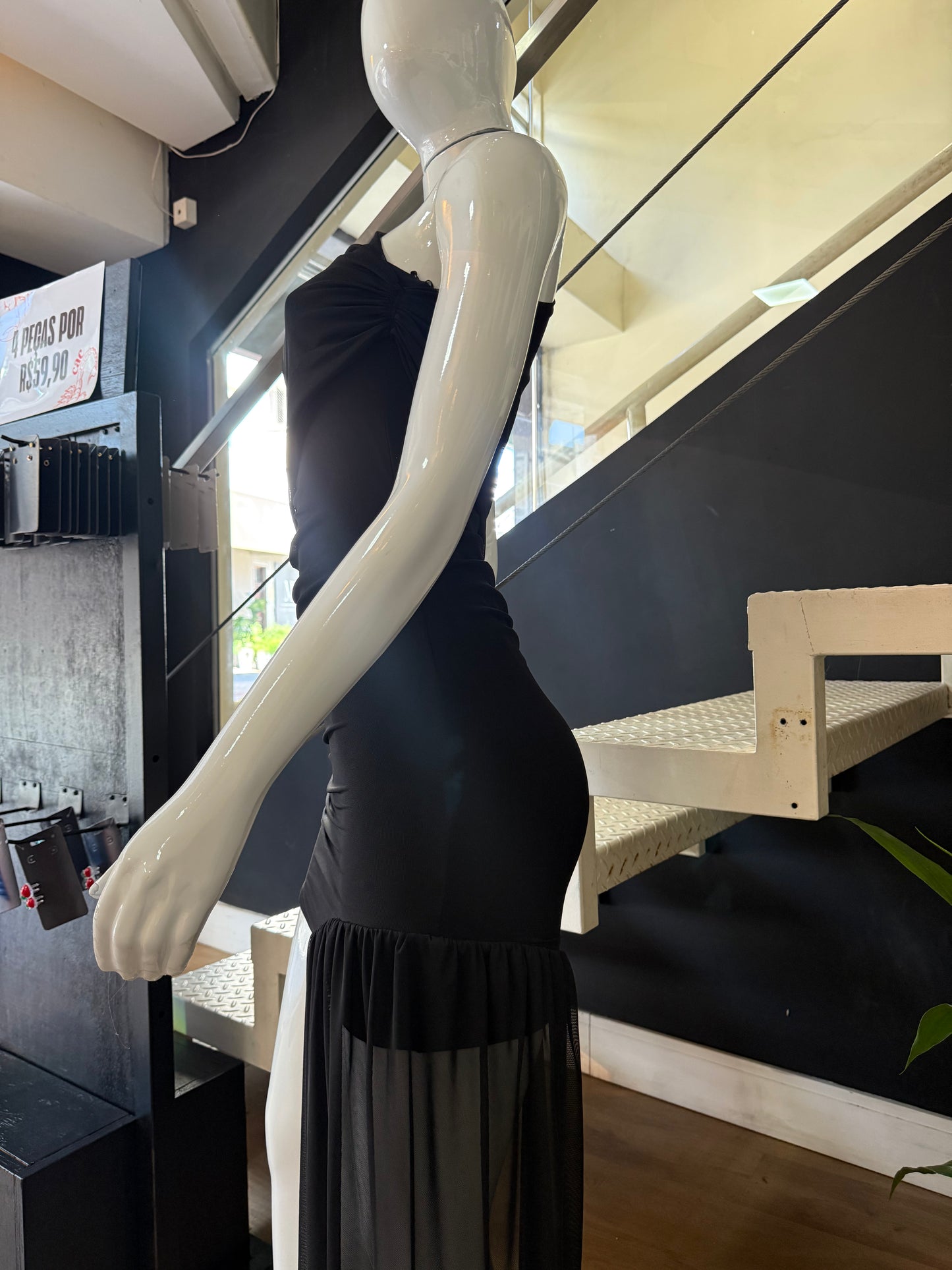 Vestido Preto Assimétrico com Tule