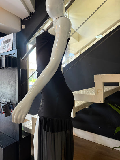 Vestido Preto Assimétrico com Tule