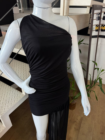 Vestido Preto Assimétrico com Tule
