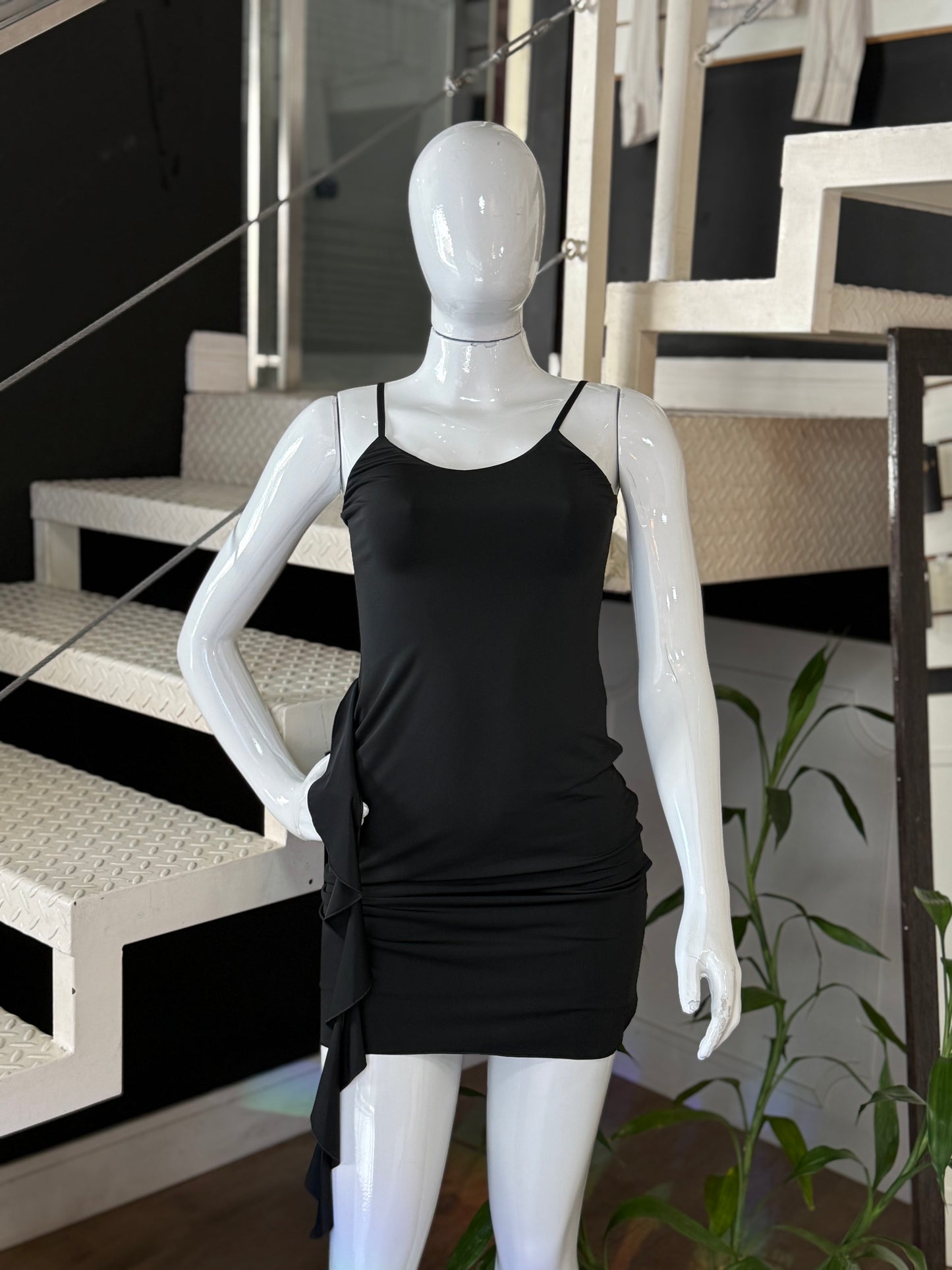 Vestido Preto Curto com Babado Lateral