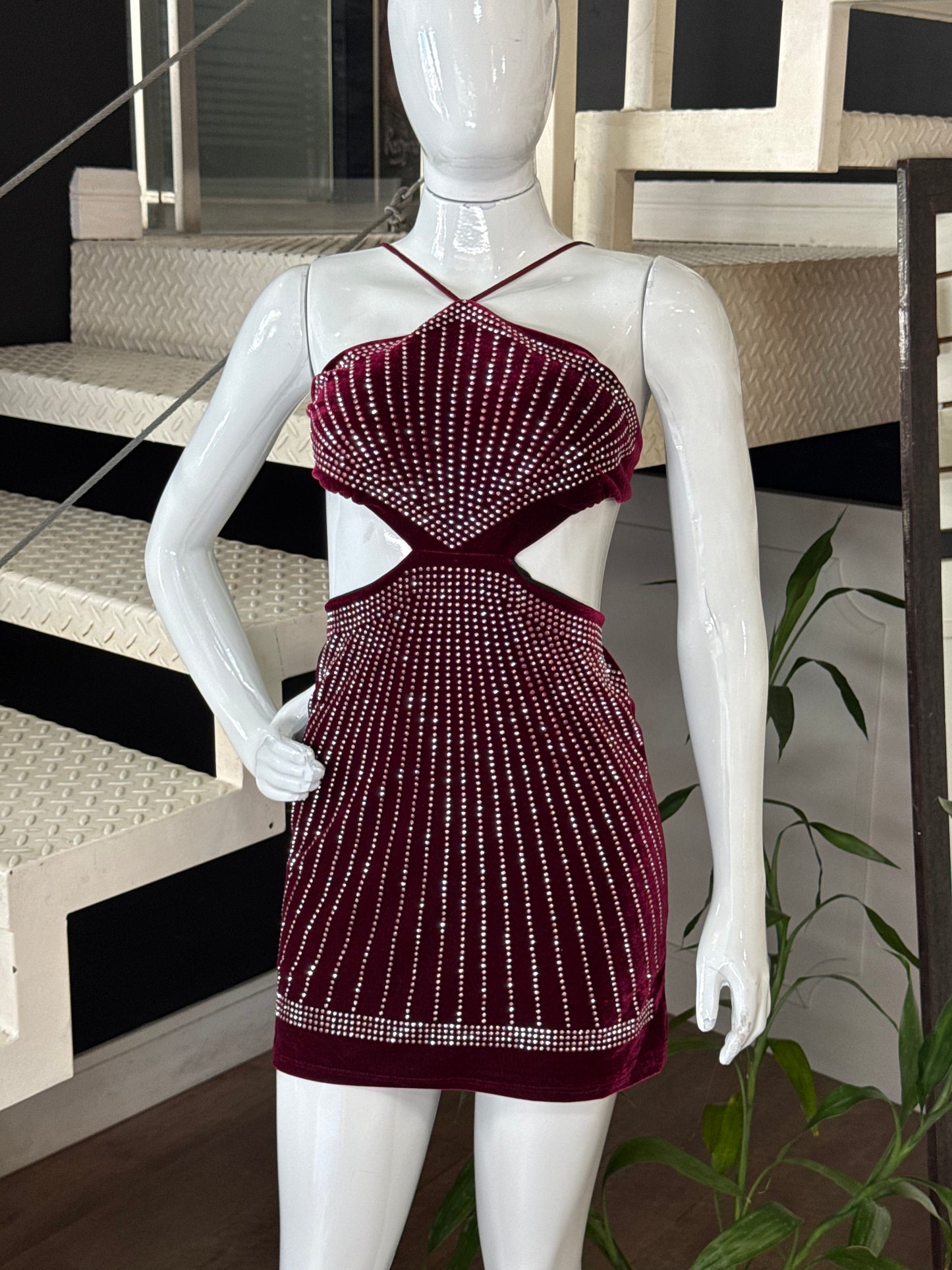 Vestido Vinho com Strass e Recortes