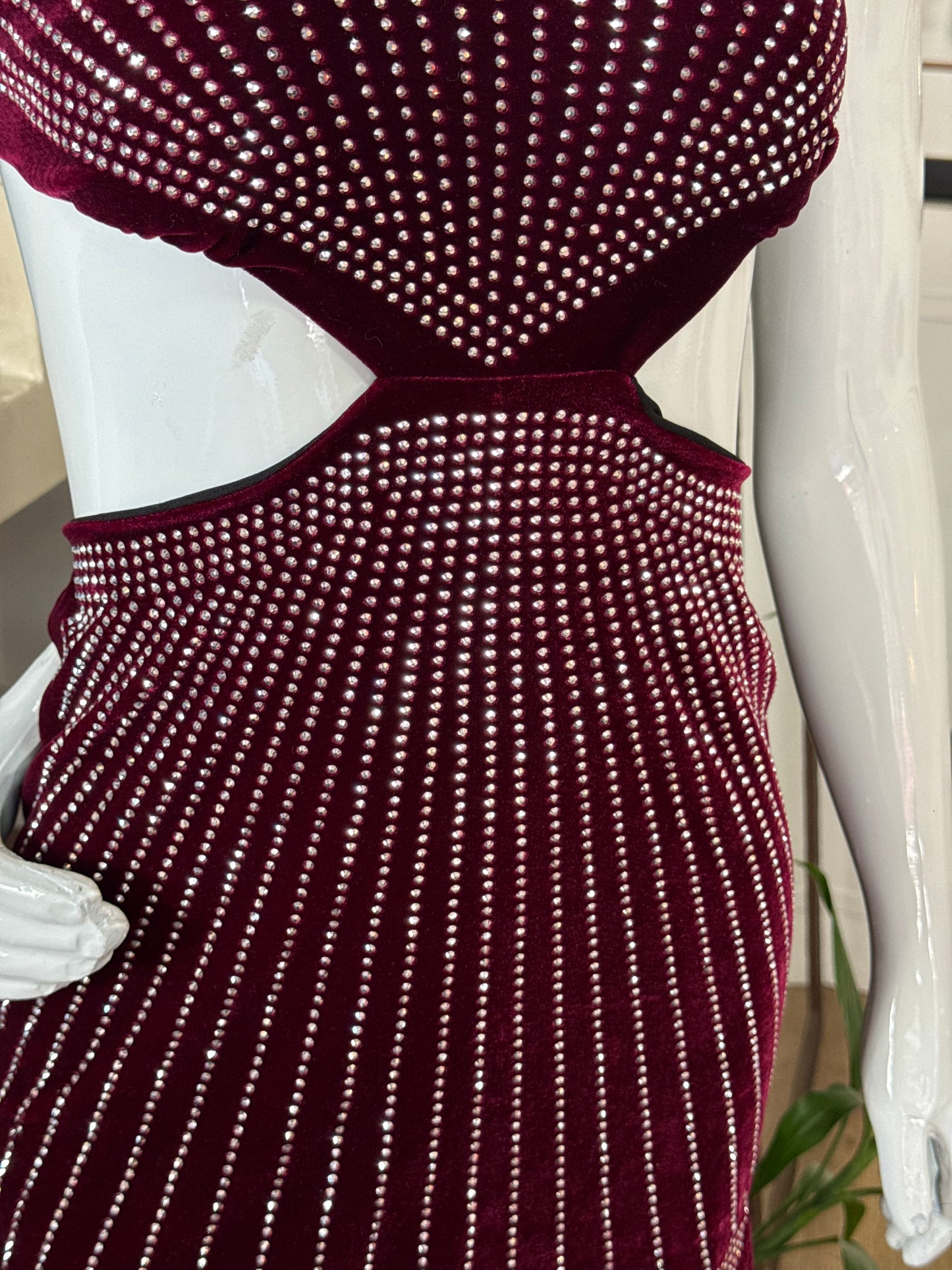 Vestido Vinho com Strass e Recortes