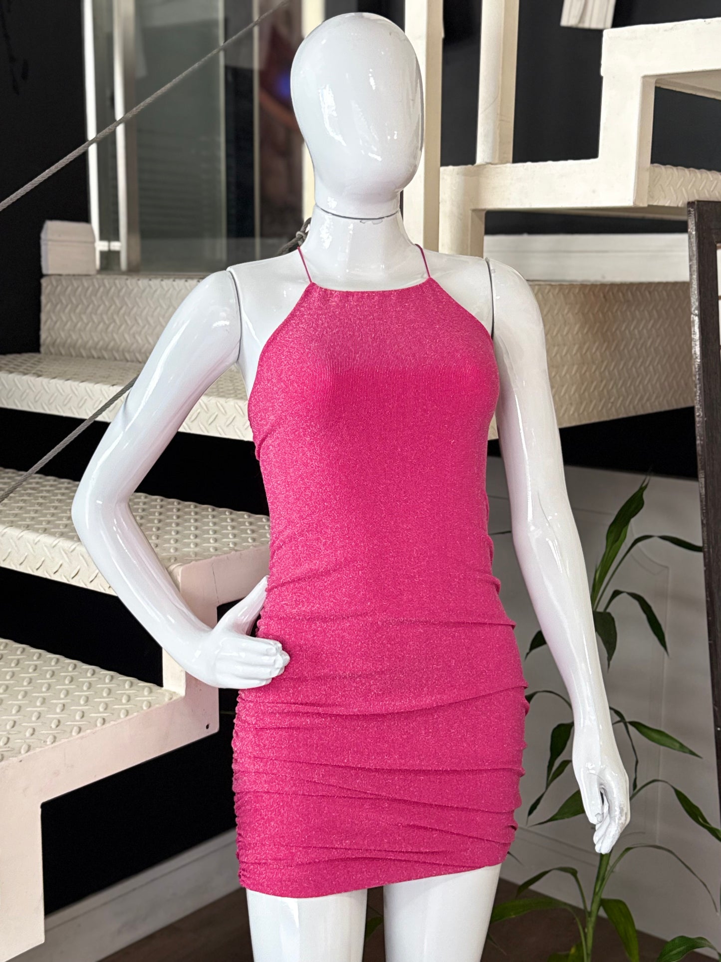 Vestido Pink com Brilho e Costas Abertas
