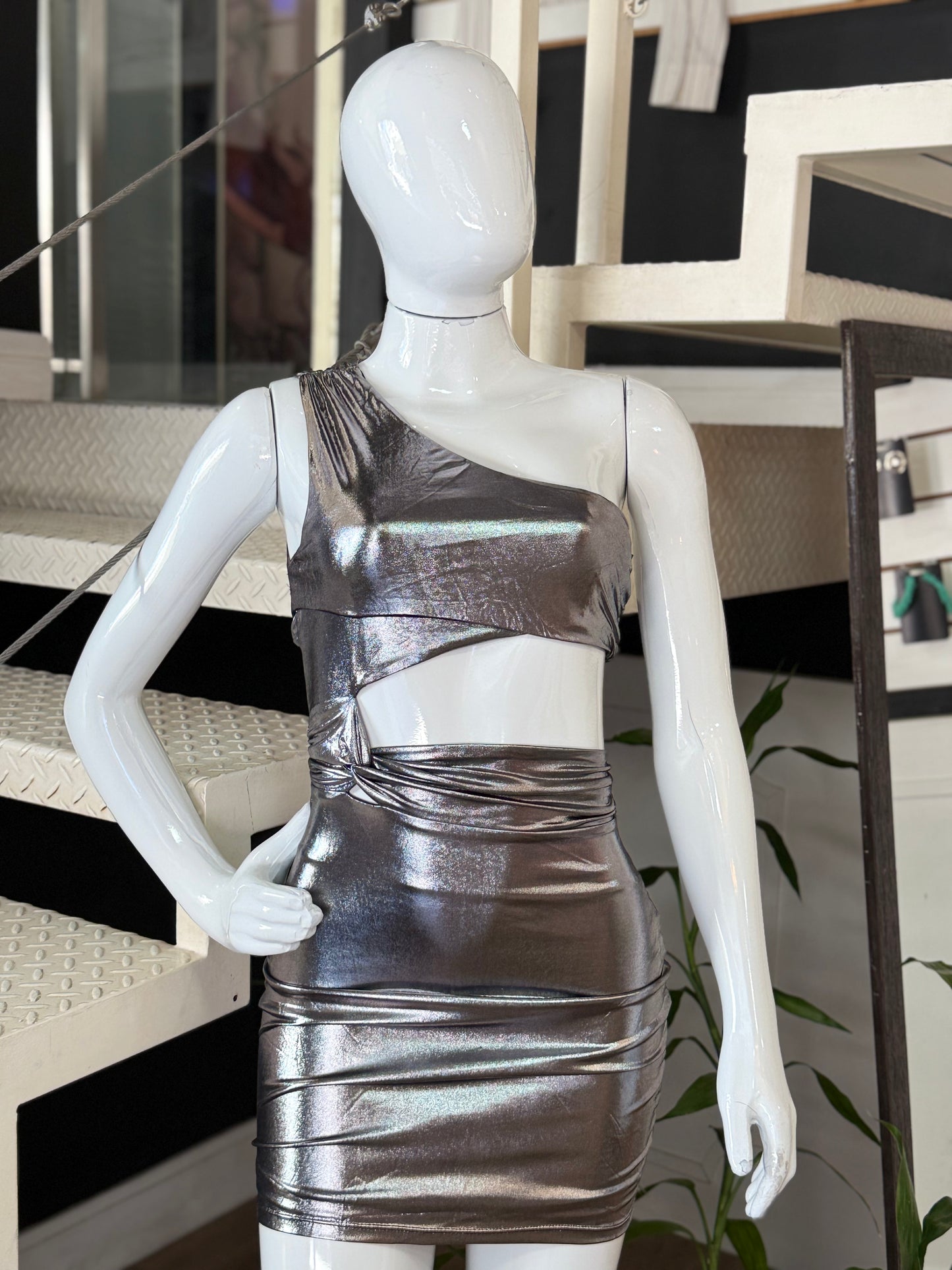 Vestido Metalizado Assimétrico com Recorte