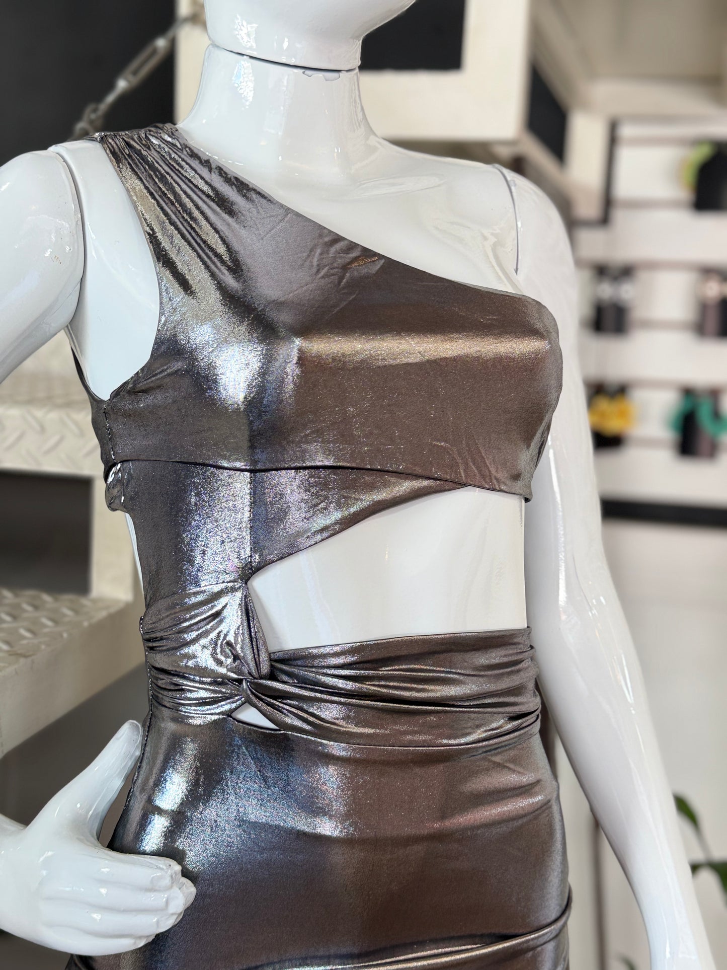 Vestido Metalizado Assimétrico com Recorte