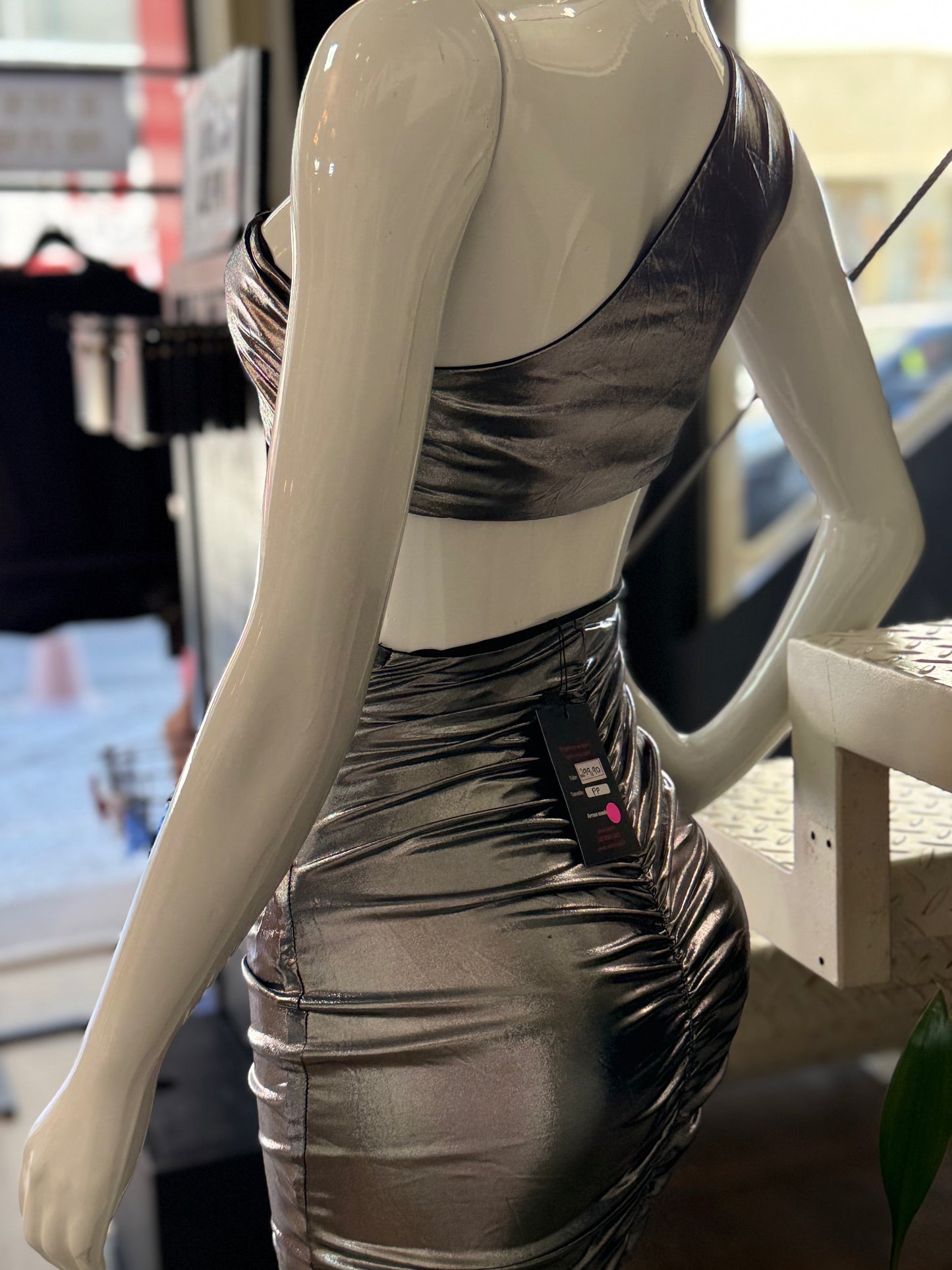 Vestido Metalizado Assimétrico com Recorte