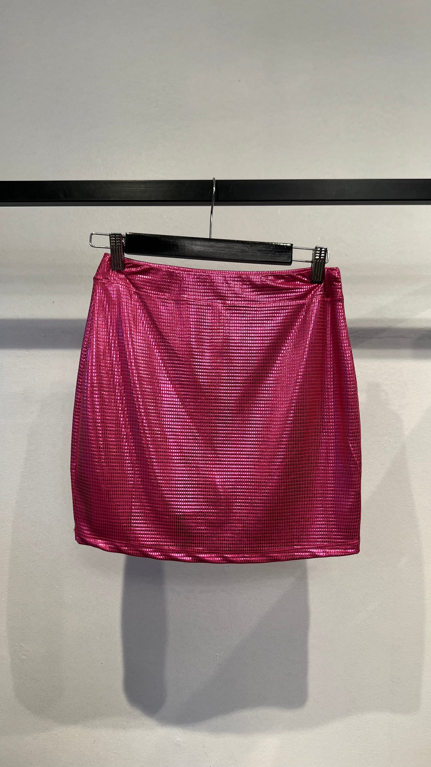 Saia shorts rosa em malha metalizada