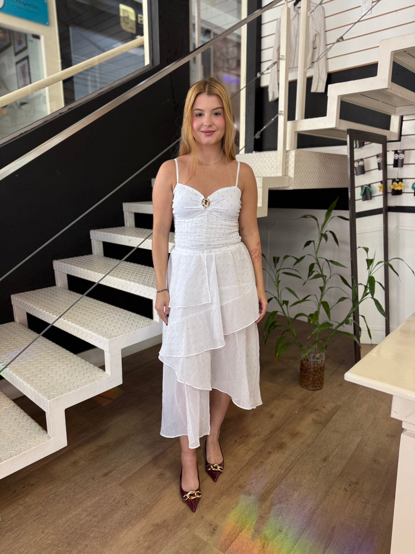 Vestido Branco Midi Assimétrico com Babados