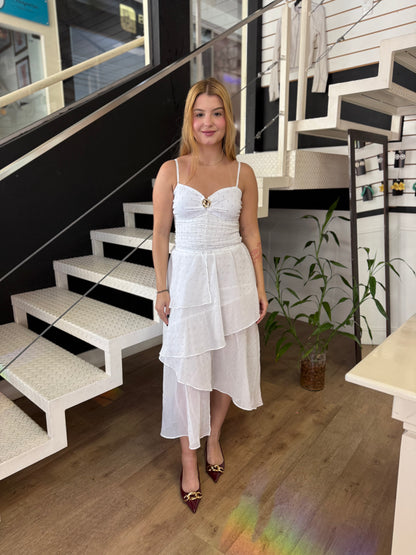 Vestido Branco Midi Assimétrico com Babados