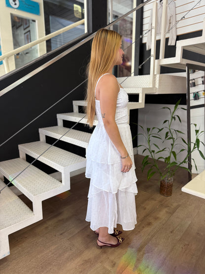 Vestido Branco Midi Assimétrico com Babados