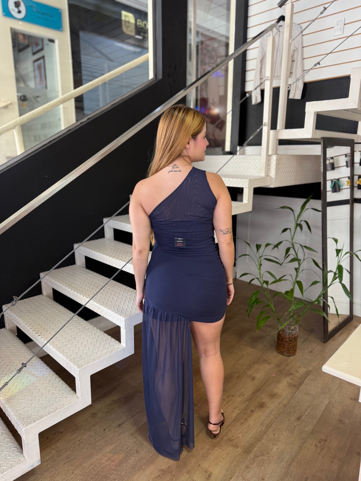 Vestido Azul Assimétrico com Tule