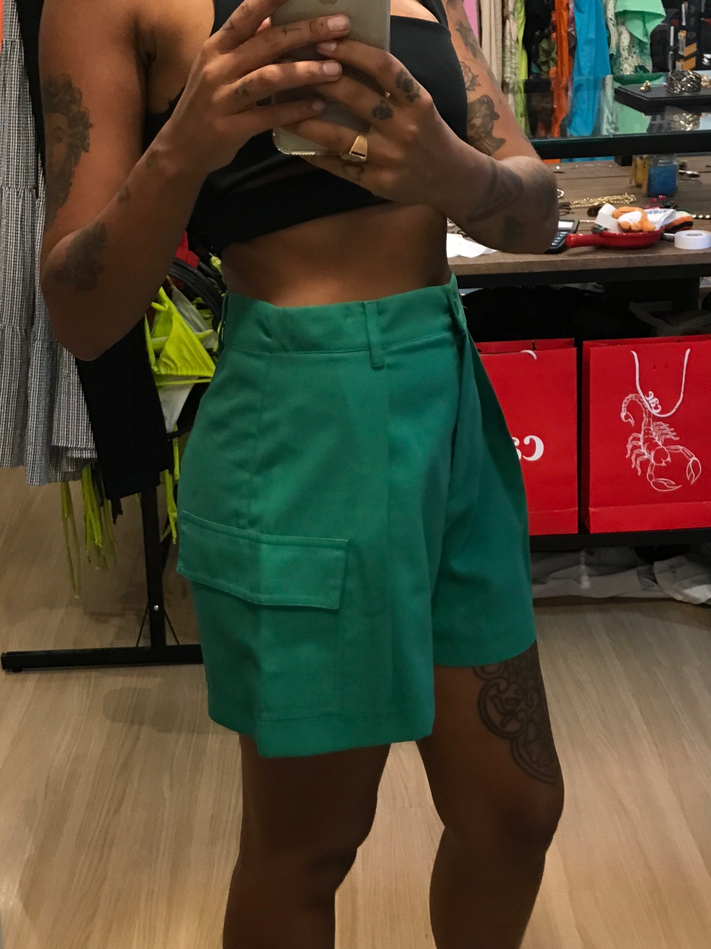 Shorts alfaiataria cargo verde