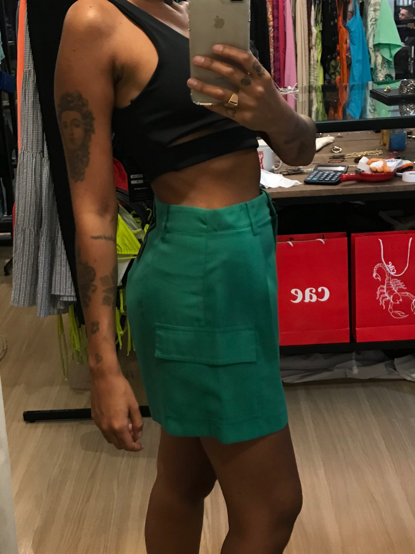 Shorts alfaiataria cargo verde