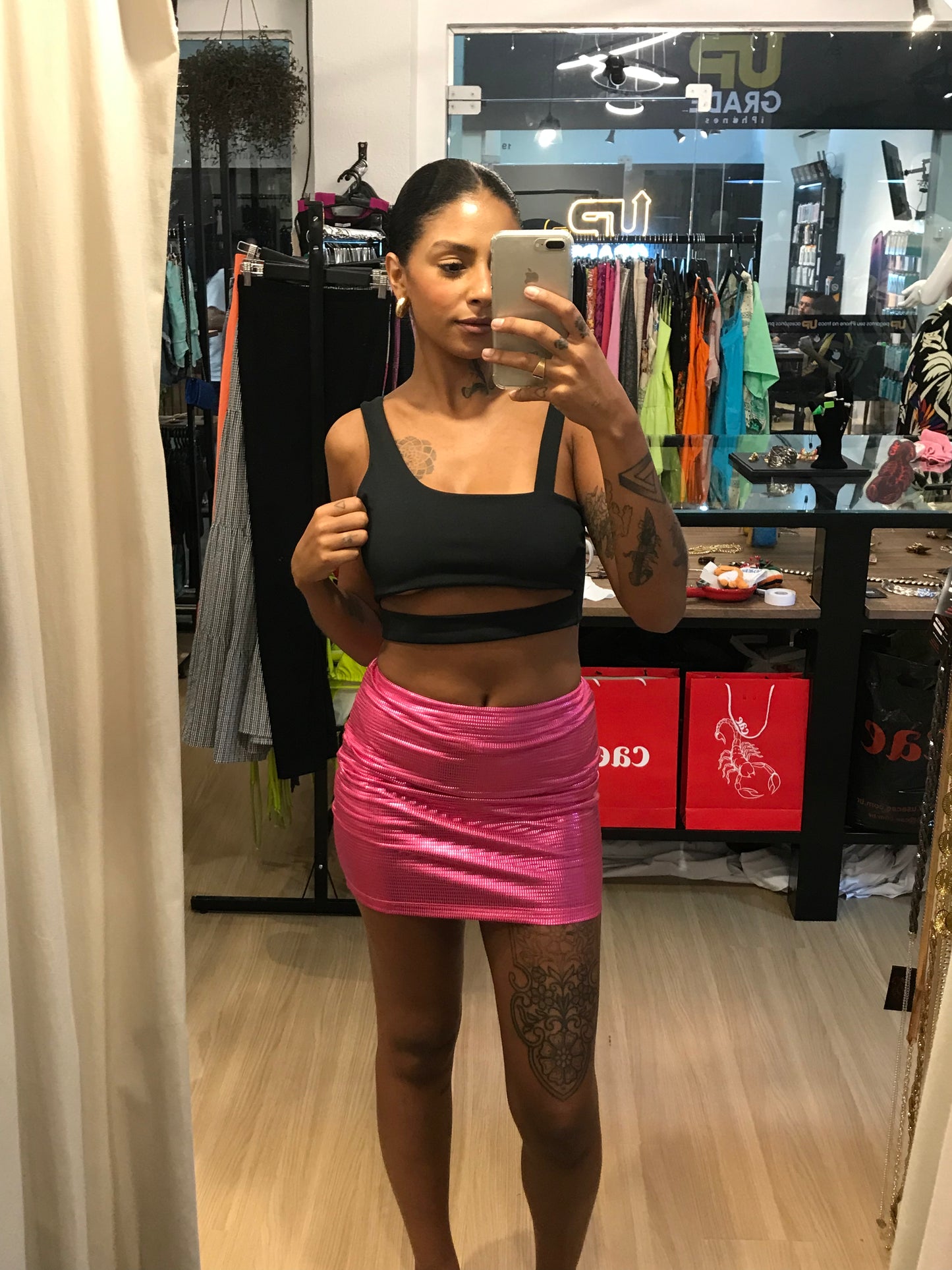 Saia shorts rosa em malha metalizada