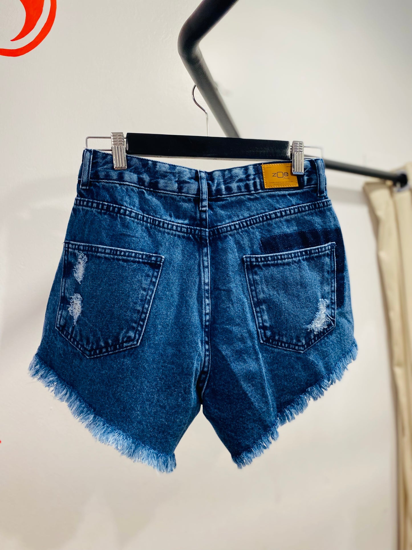 Shorts jeans escuro desfiado