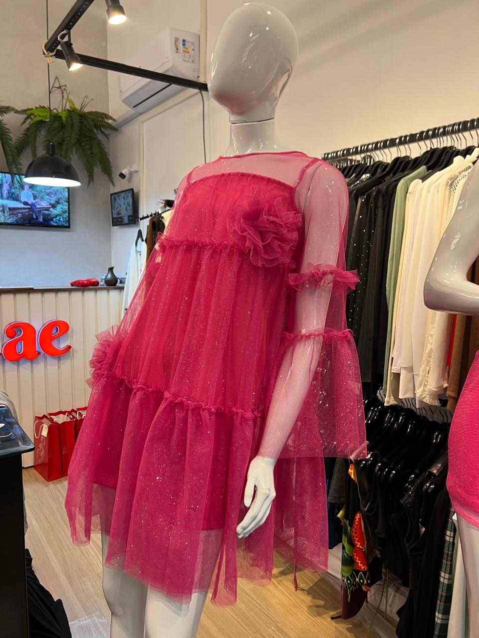 Vestido tela rosa com mangas e brilho